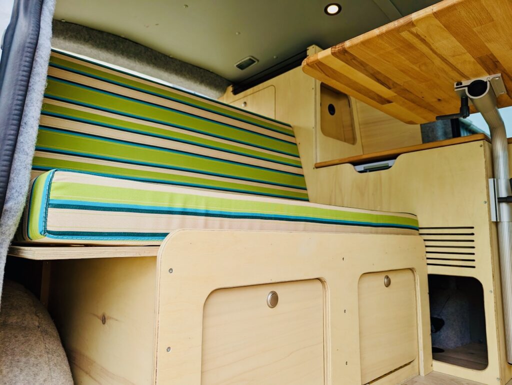 Coffre de rangement sous la banquette