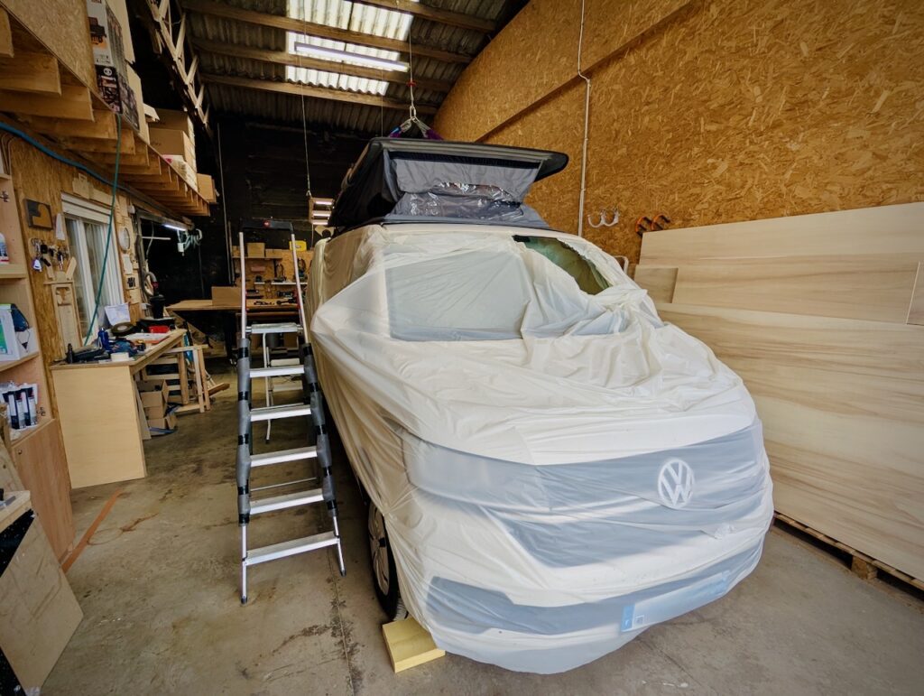 Pose d'un toit relevable