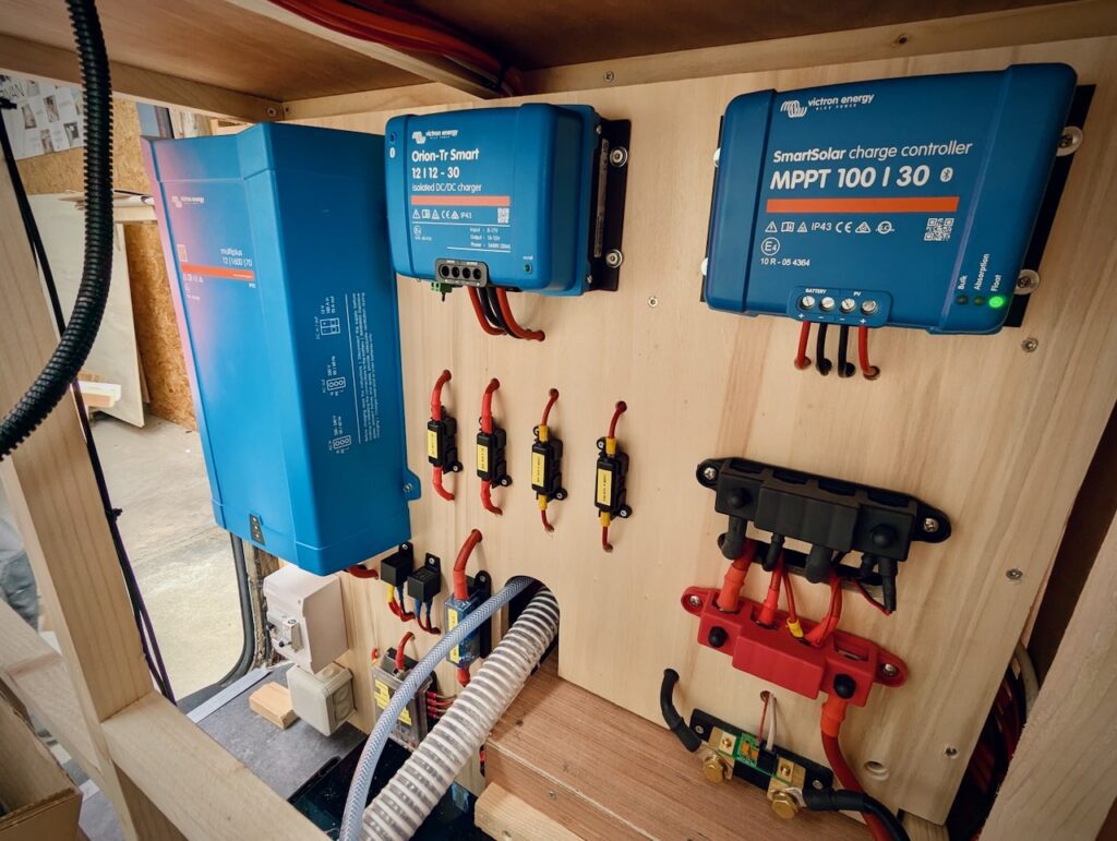 Installation électrique auxiliaire batterie, chargeur booster, mppt, chargeur convertisseur, prise P17, panneau solaire