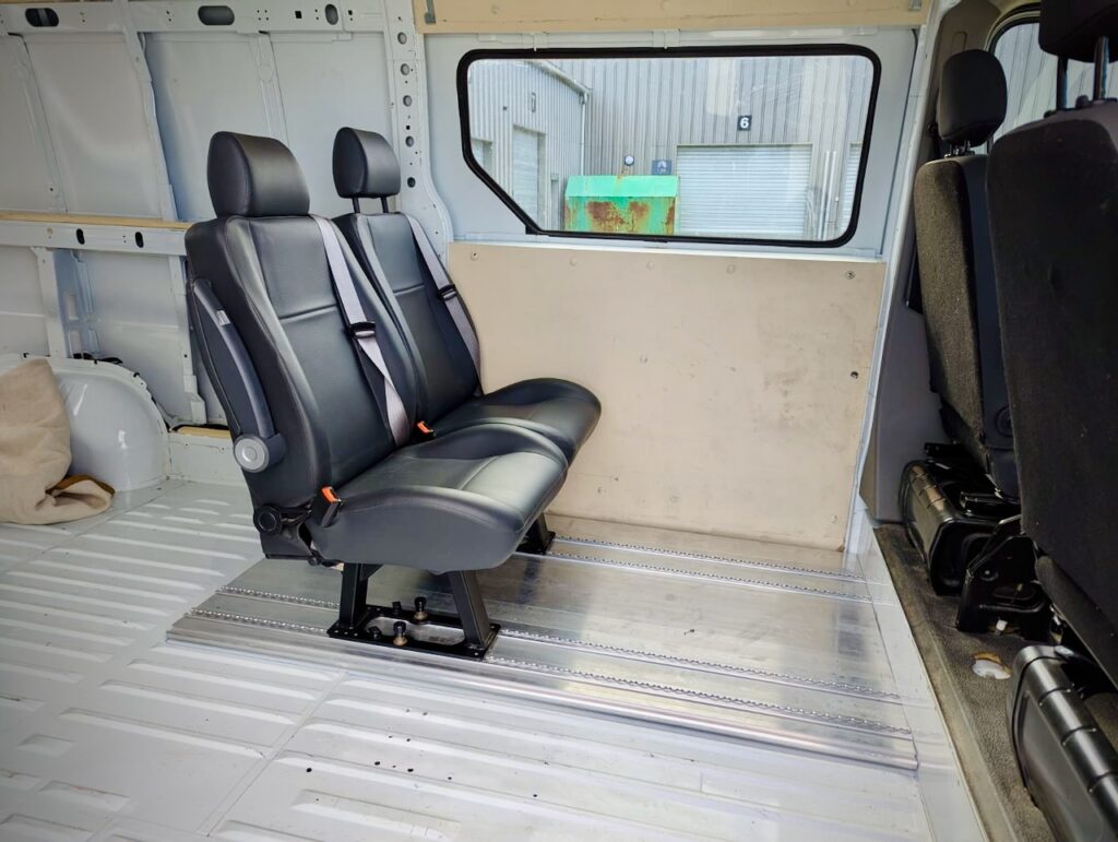 pose de banquettes et sièges individuels homologués route